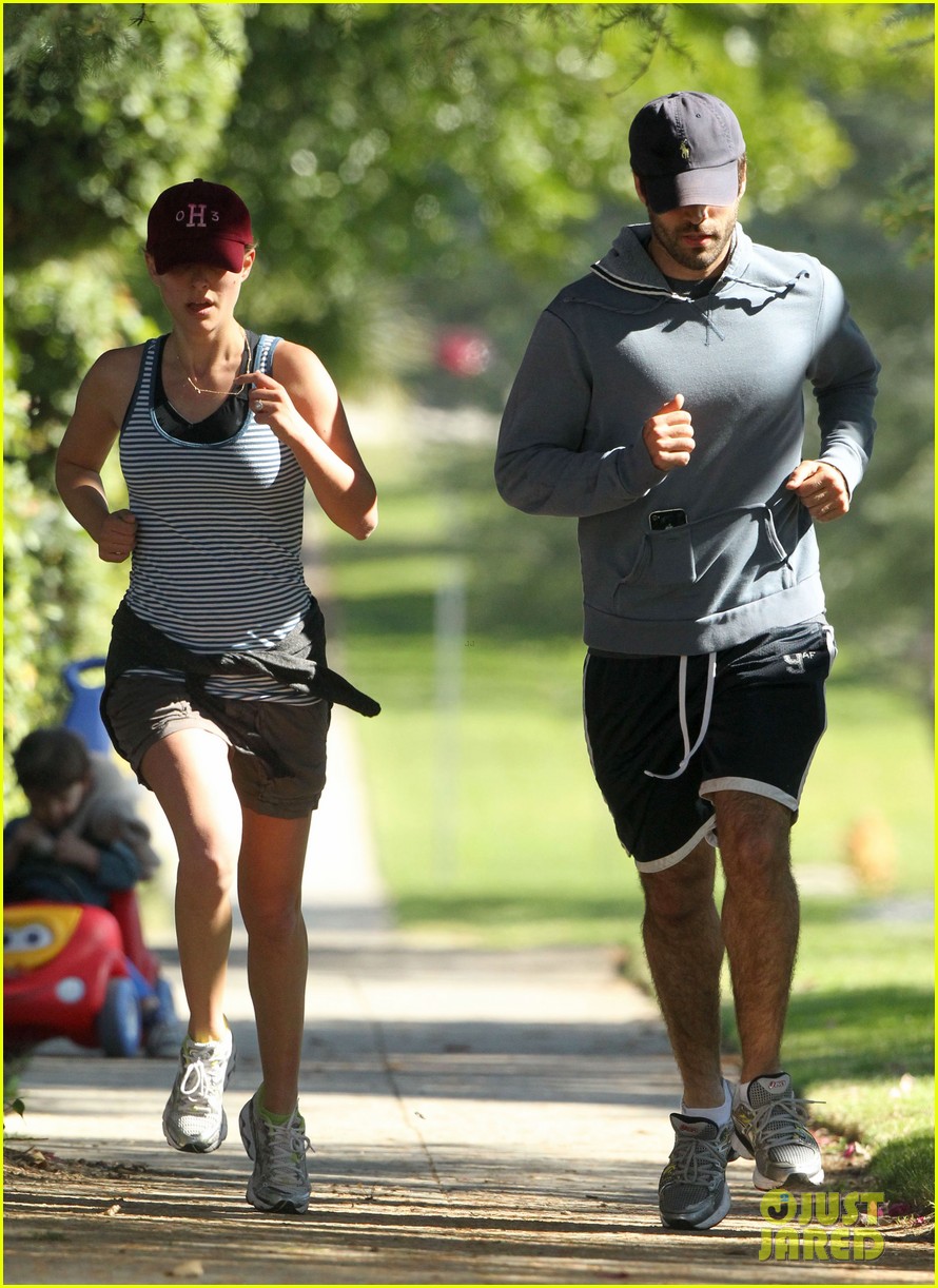 Natalie Portman & Benjamin Millepied Jog in Los Feliz: Photo 2597687