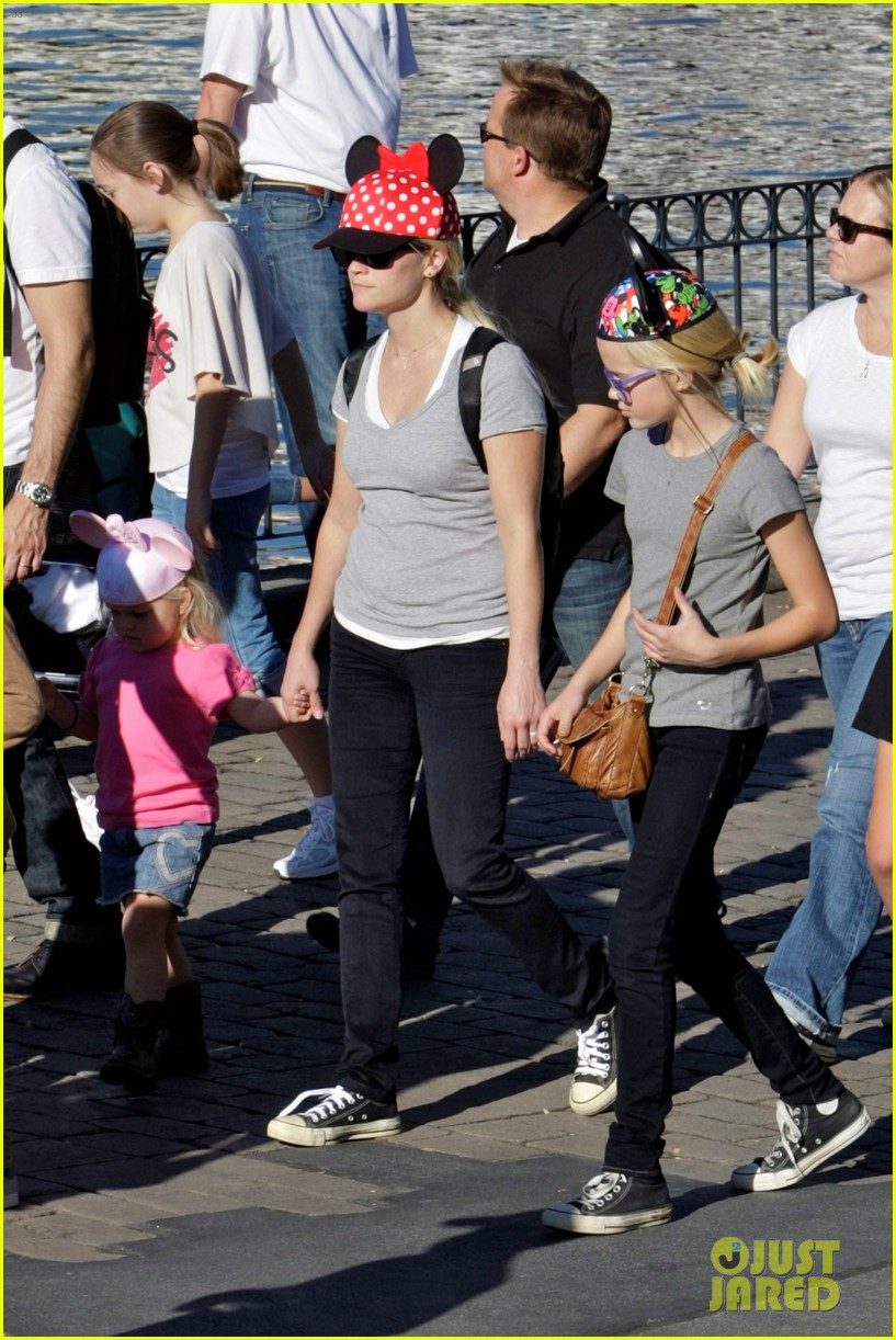 Reese Witherspoon Disneyland with the Family! Photo 2604259 Ava