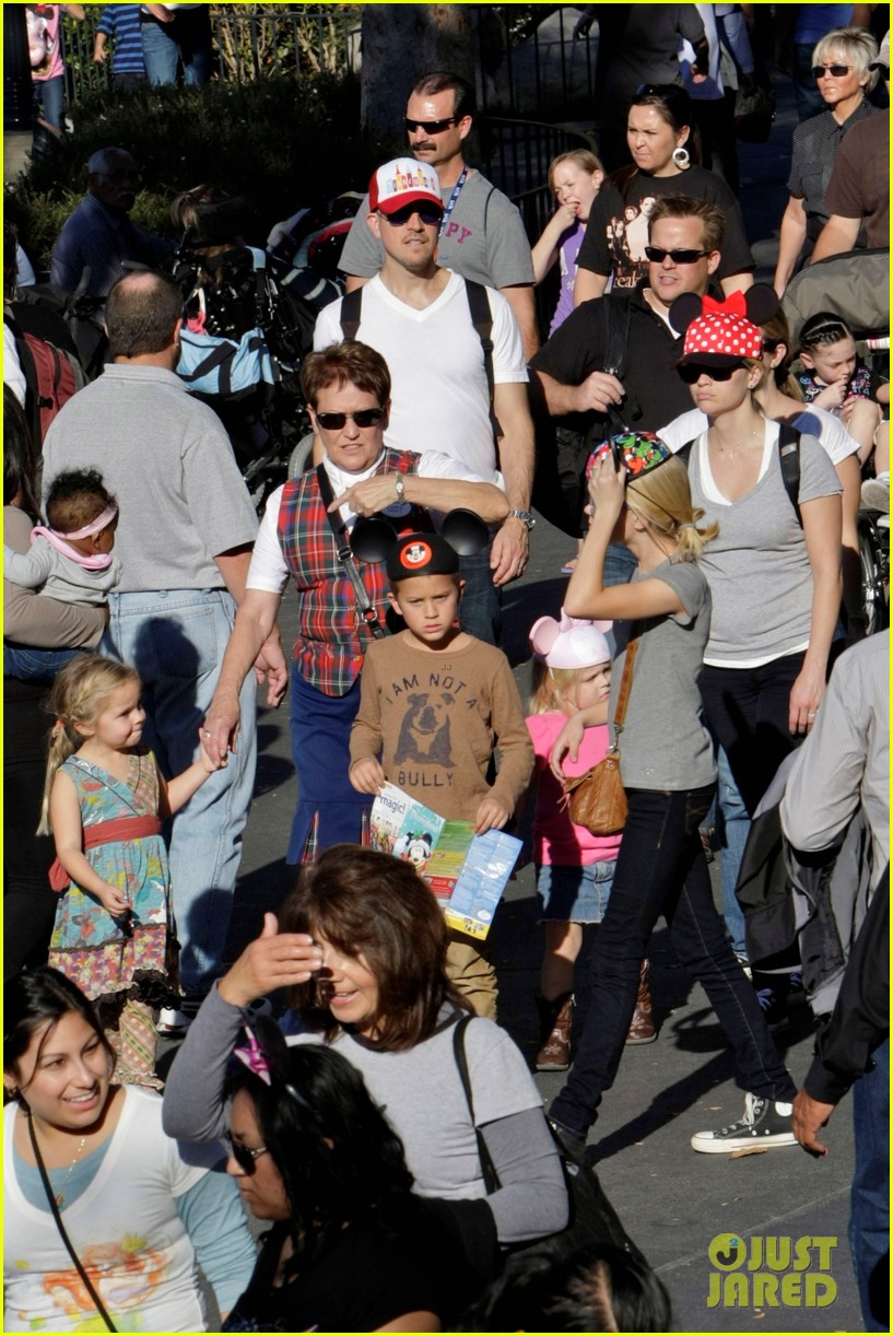 Reese Witherspoon Disneyland with the Family! Photo 2604264 Ava