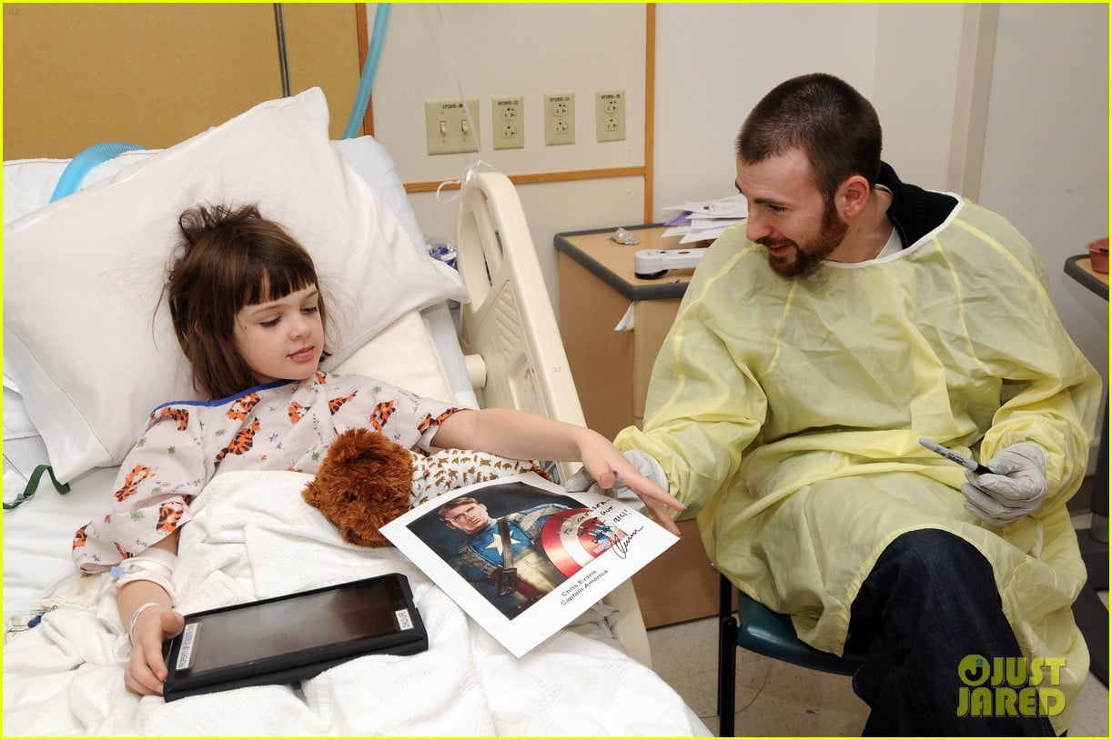 Chris Evans: Children's Hospital Visit!: Photo 2613239 | Chris Evans
