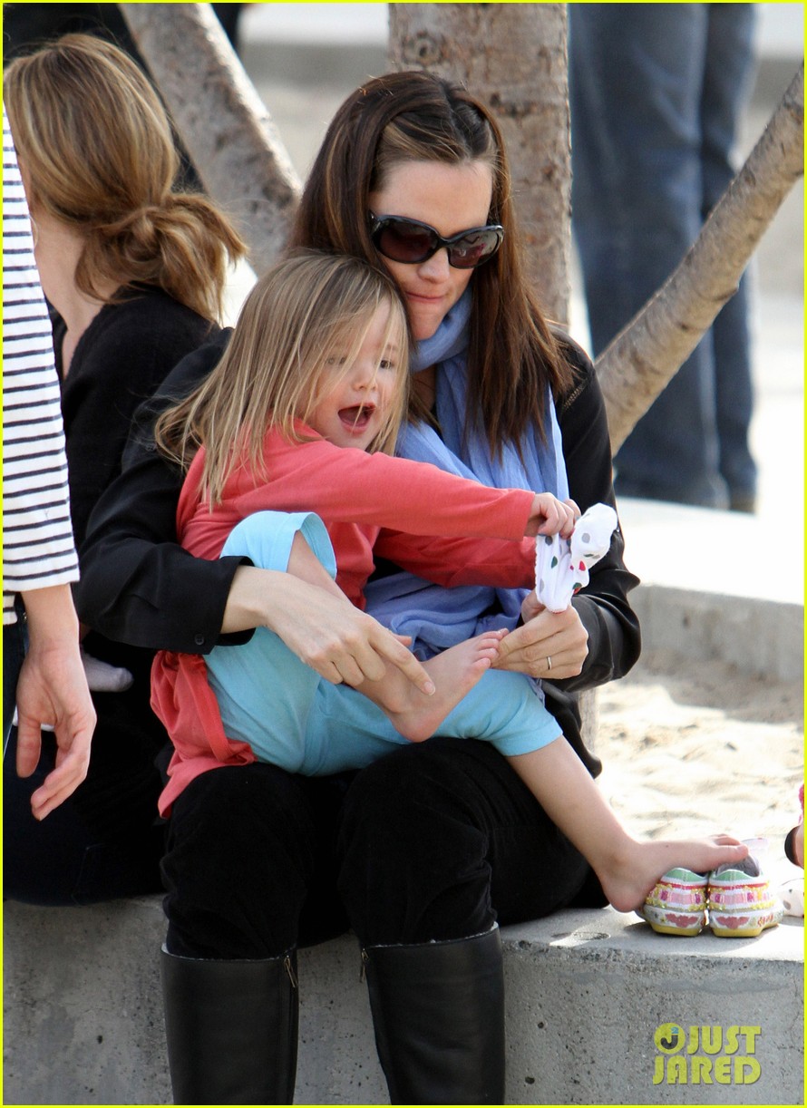Jennifer Garner Park Playtime with Violet & Seraphina! Photo 2606828