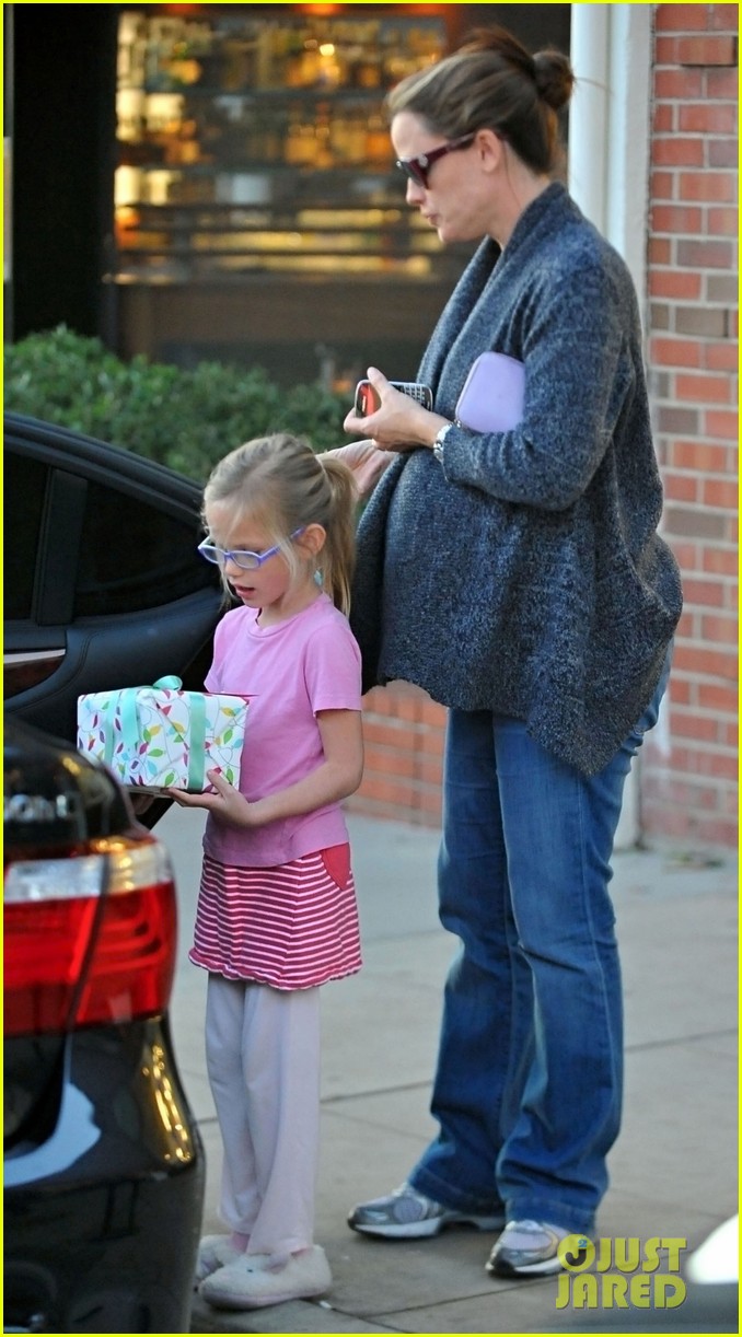 Jennifer Garner Christmas Eve Shopping at Limonaia! Photo 2612559