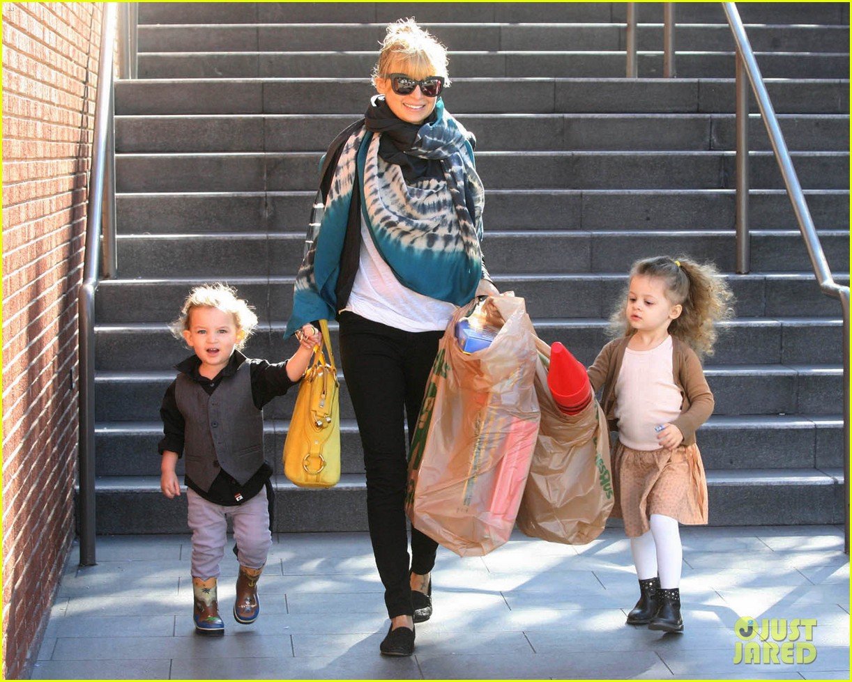Nicole Richie Christmas Shopping with Harlow & Sparrow! Photo 2612307
