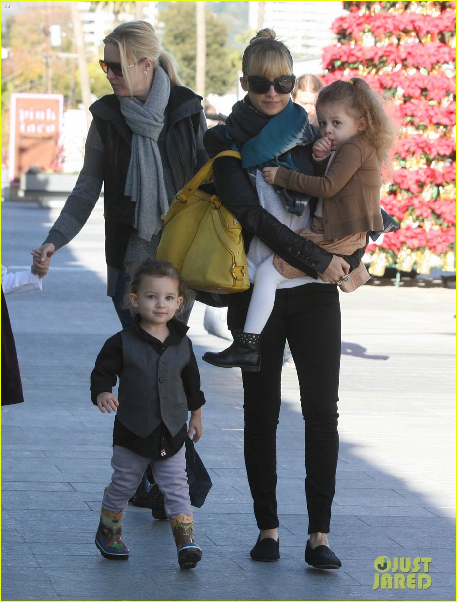 Nicole Richie Christmas Shopping with Harlow & Sparrow! Photo 2612319