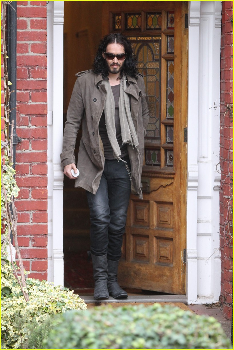 Russell Brand Divorce Papers at London Law Office Photo 2613474
