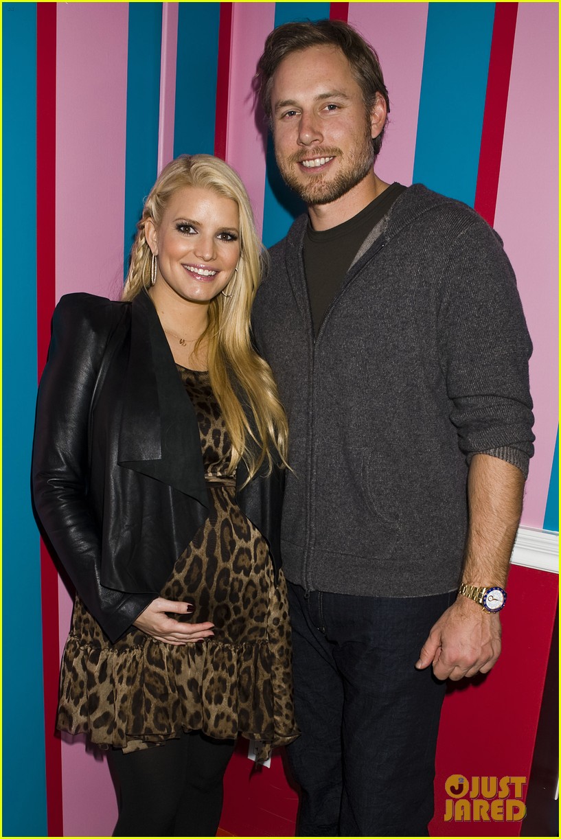 Jessica Simpson & Ashlee Celebrate 'Jessica Simpson Girls' in NYC