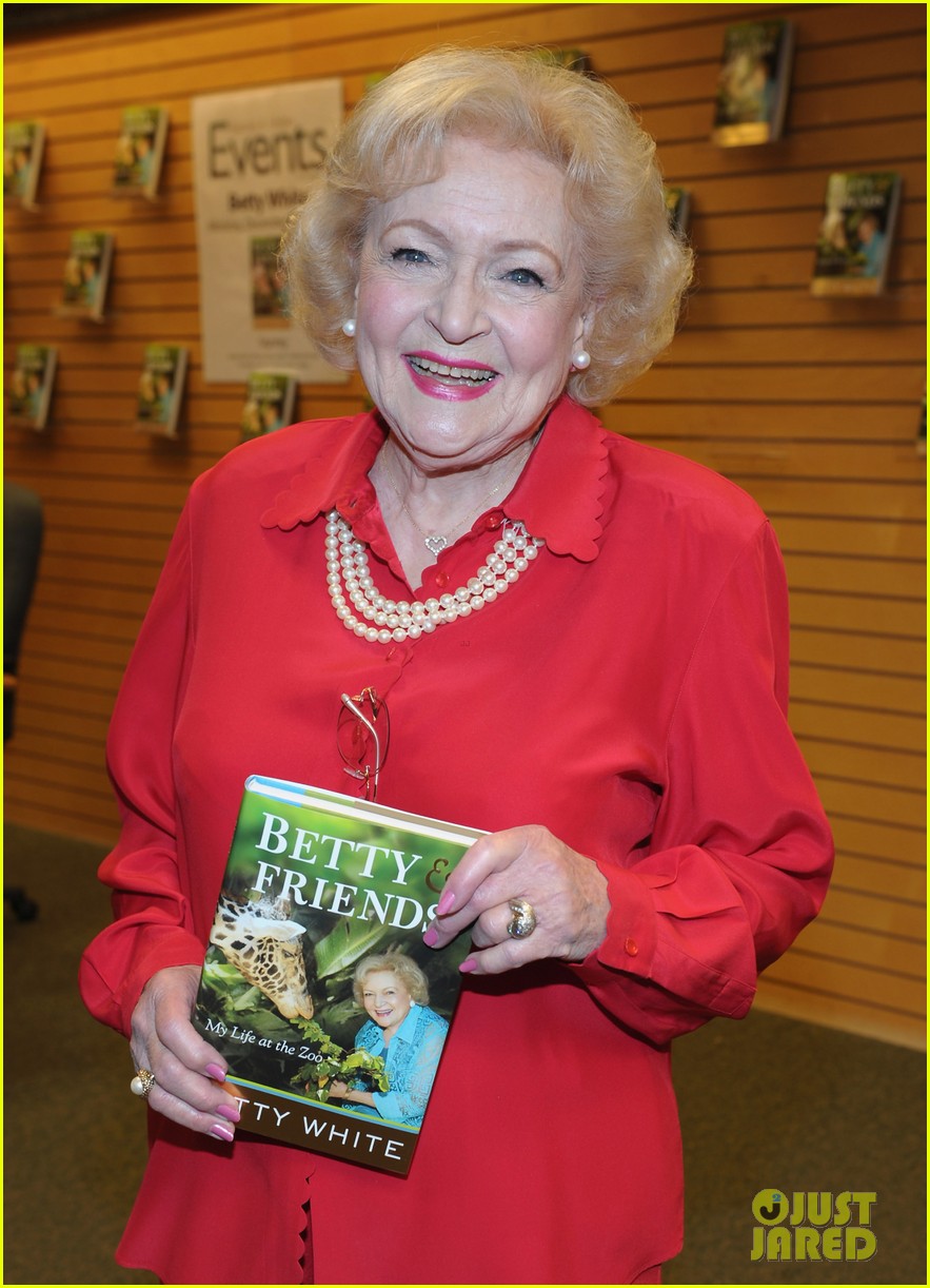 Betty White Book Signing at Barnes & Noble! Photo 2611608 Betty