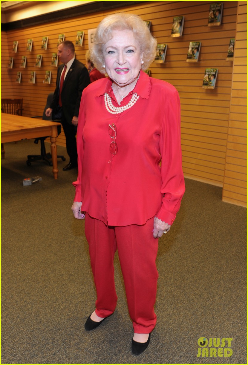 Betty White Book Signing at Barnes & Noble! Photo 2611609 Betty