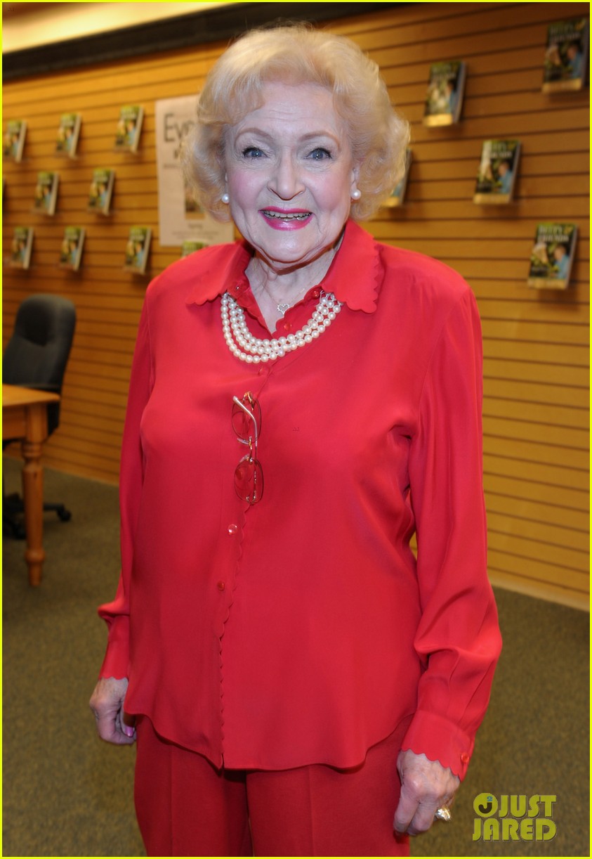 Photo betty white book signing 04 Photo 2611610 Just Jared
