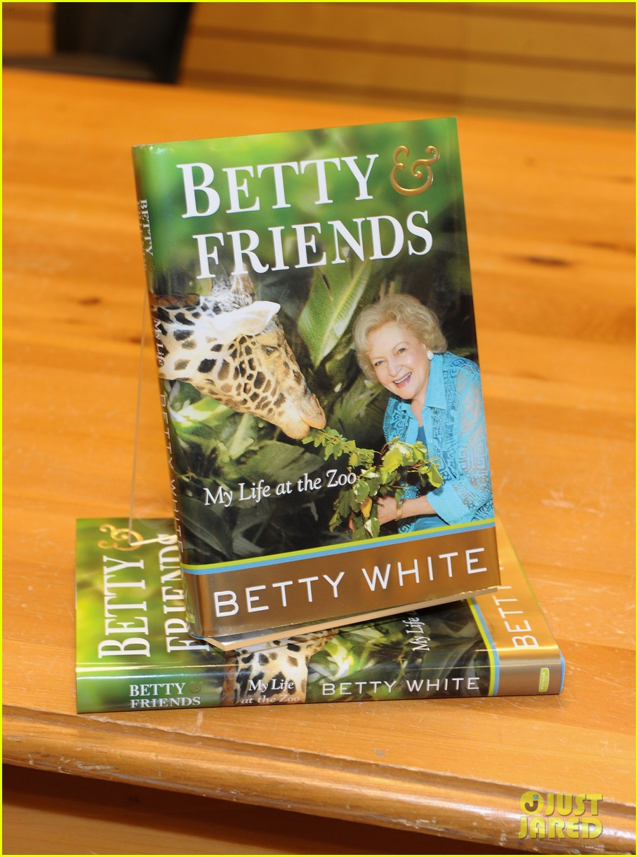 Betty White Book Signing at Barnes & Noble! Photo 2611613 Betty
