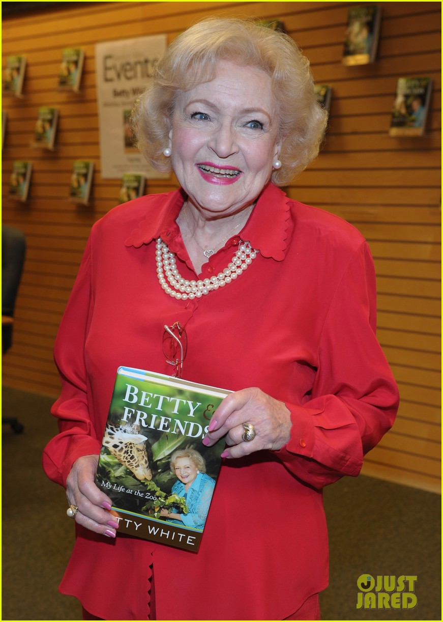 Photo betty white book signing 08 Photo 2611614 Just Jared