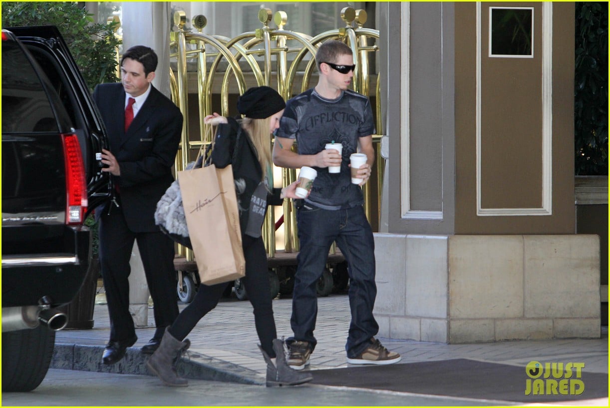 Avril Lavigne Four Seasons Hotel with Brother Matthew! Photo 2621212