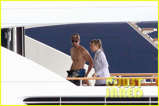 Enrique Iglesias goes shirtless as he and Anna Kournikova spend their holid...