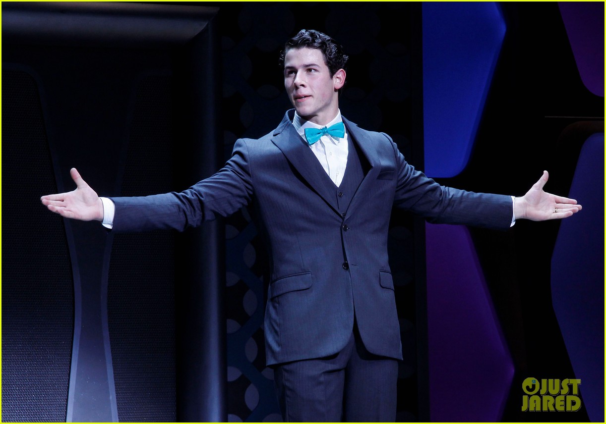 Nick Jonas: 'How to Succeed' Debut on Broadway!: Photo 2621717