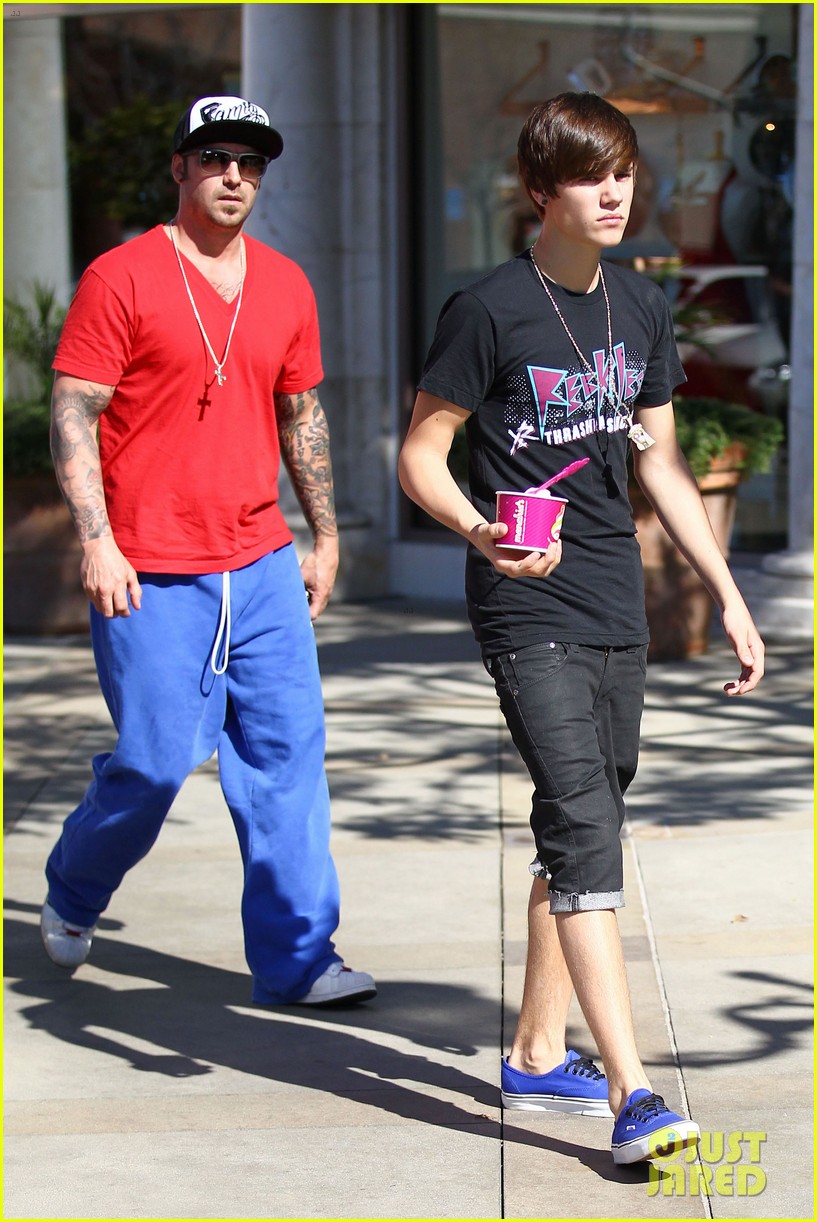 Justin Bieber & Selena Gomez Calabasas Commons Visit! Photo 2632489