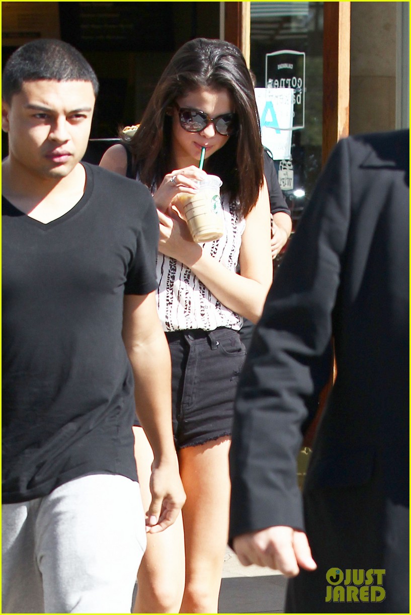 Justin Bieber & Selena Gomez Calabasas Commons Visit! Photo 2632493