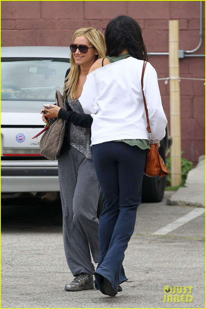 Photo: ashley tisdale vanessa hudgens dance studio 03 | Photo 2626020