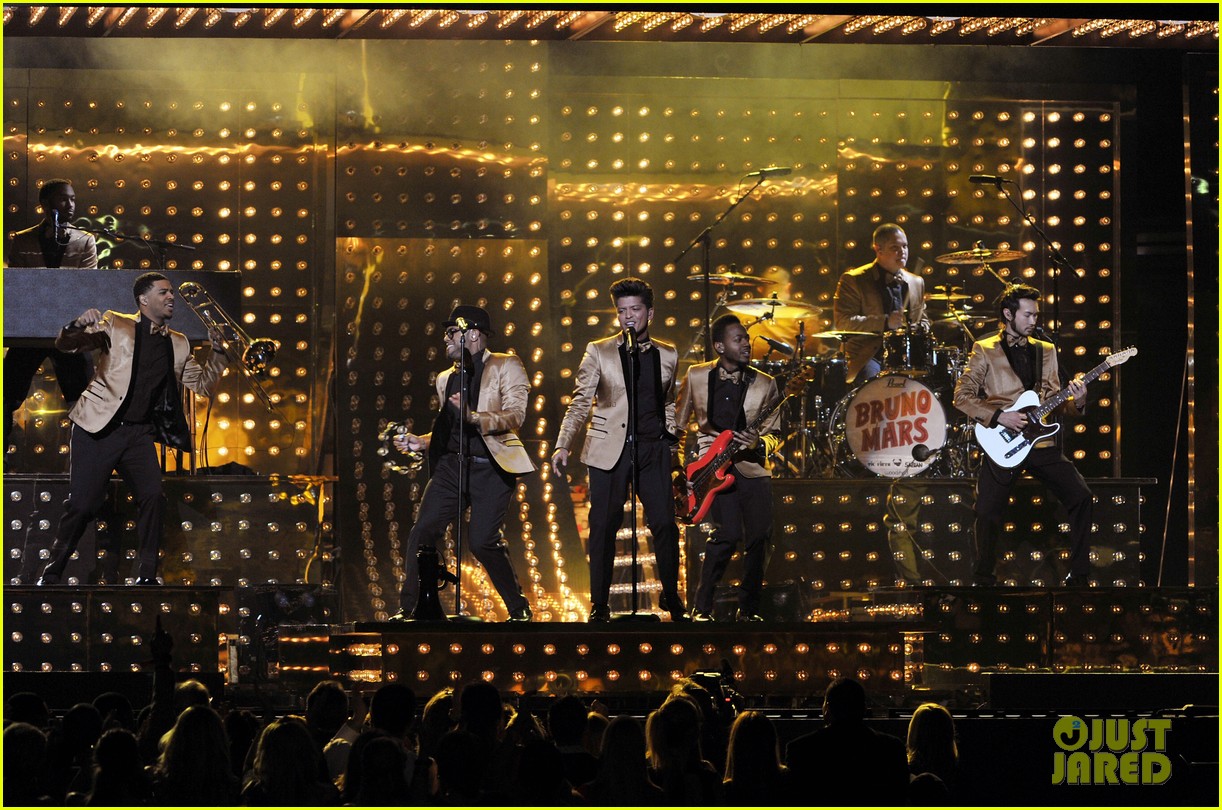 BRUNO MARS GRAMMY FULL PERFORMANCE visual data 6