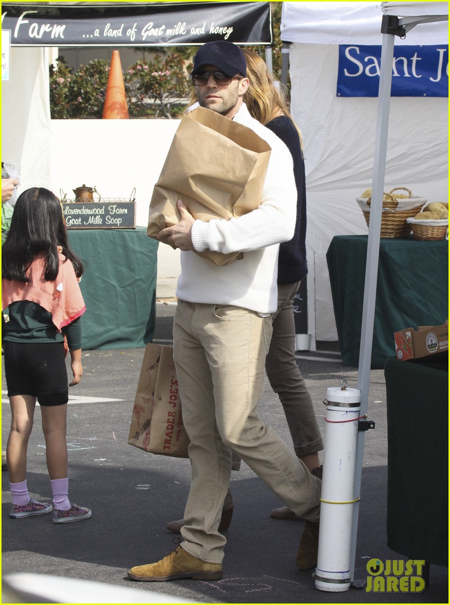 Rosie HuntingtonWhiteley Farmer's Market with Jason Statham! Photo