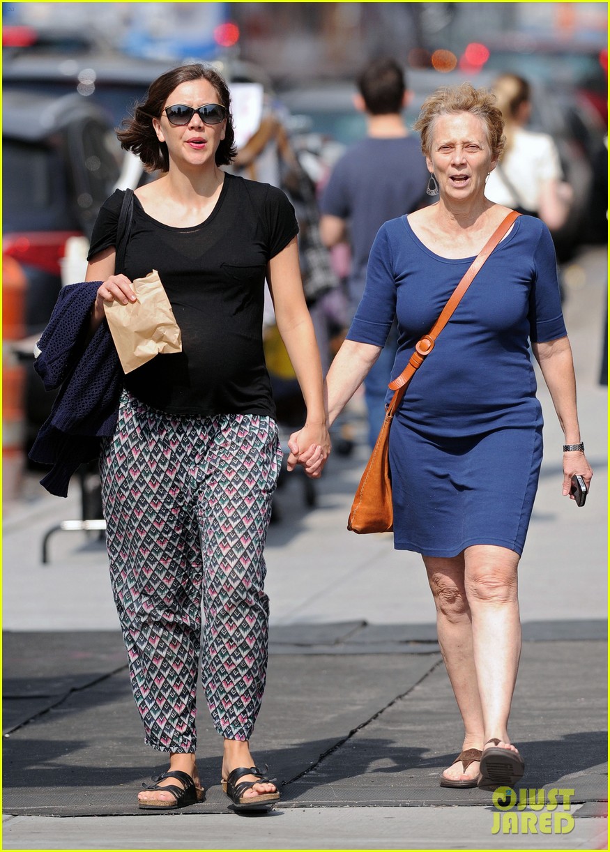 Maggie Gyllenhaal Bowery Walk With Mom Naomi! Photo 2641741 Maggie