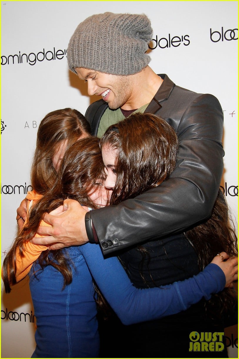 Kellan Lutz Celebrates His Birthday with Fans!: Photo 2640060 | Kellan