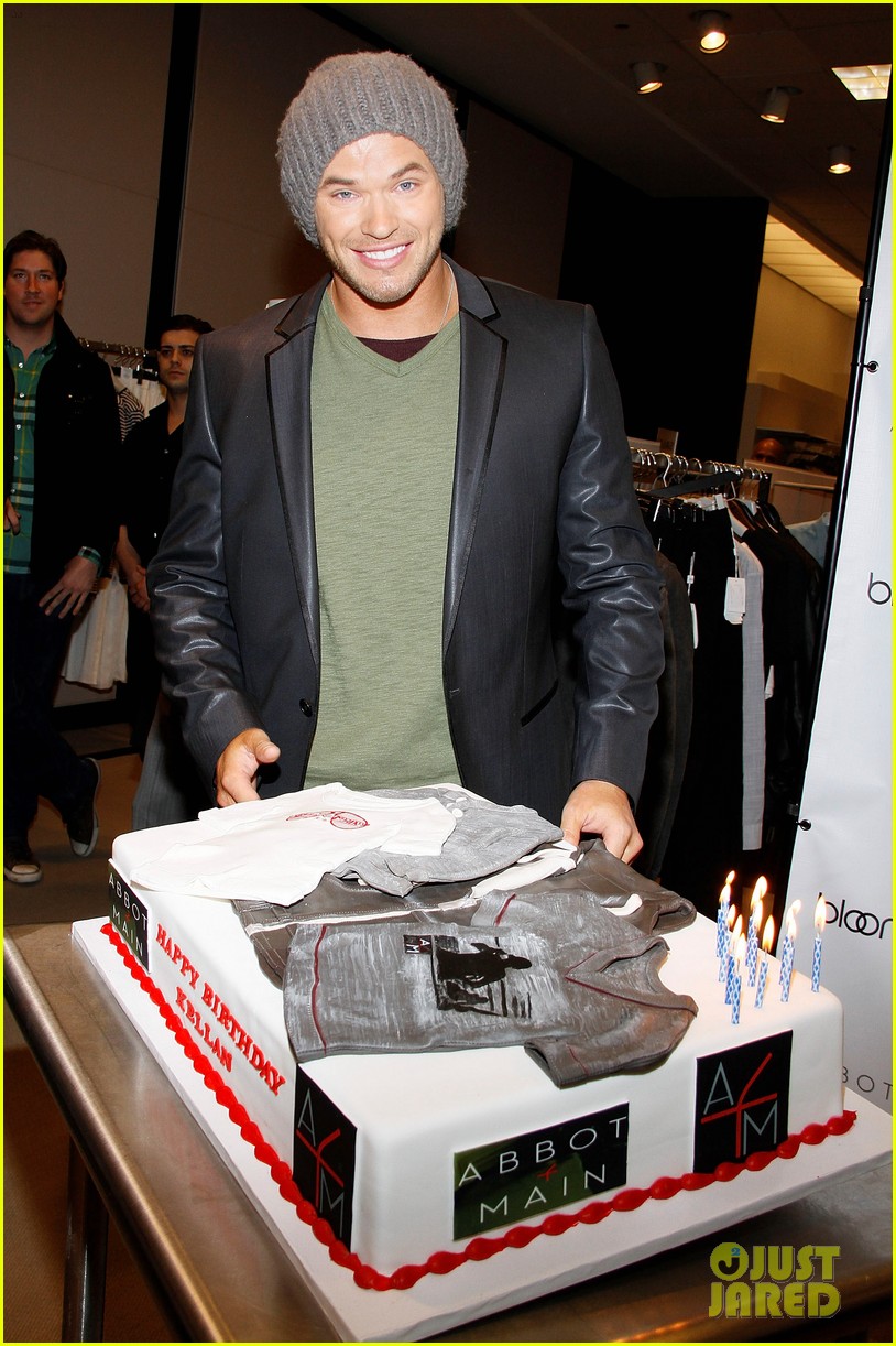 Kellan Lutz Celebrates His Birthday with Fans!: Photo 2640062 | Kellan