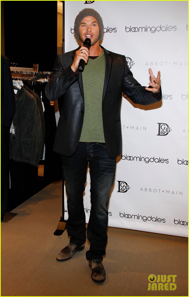 Kellan Lutz Celebrates His Birthday with Fans!: Photo 2640068 | Kellan