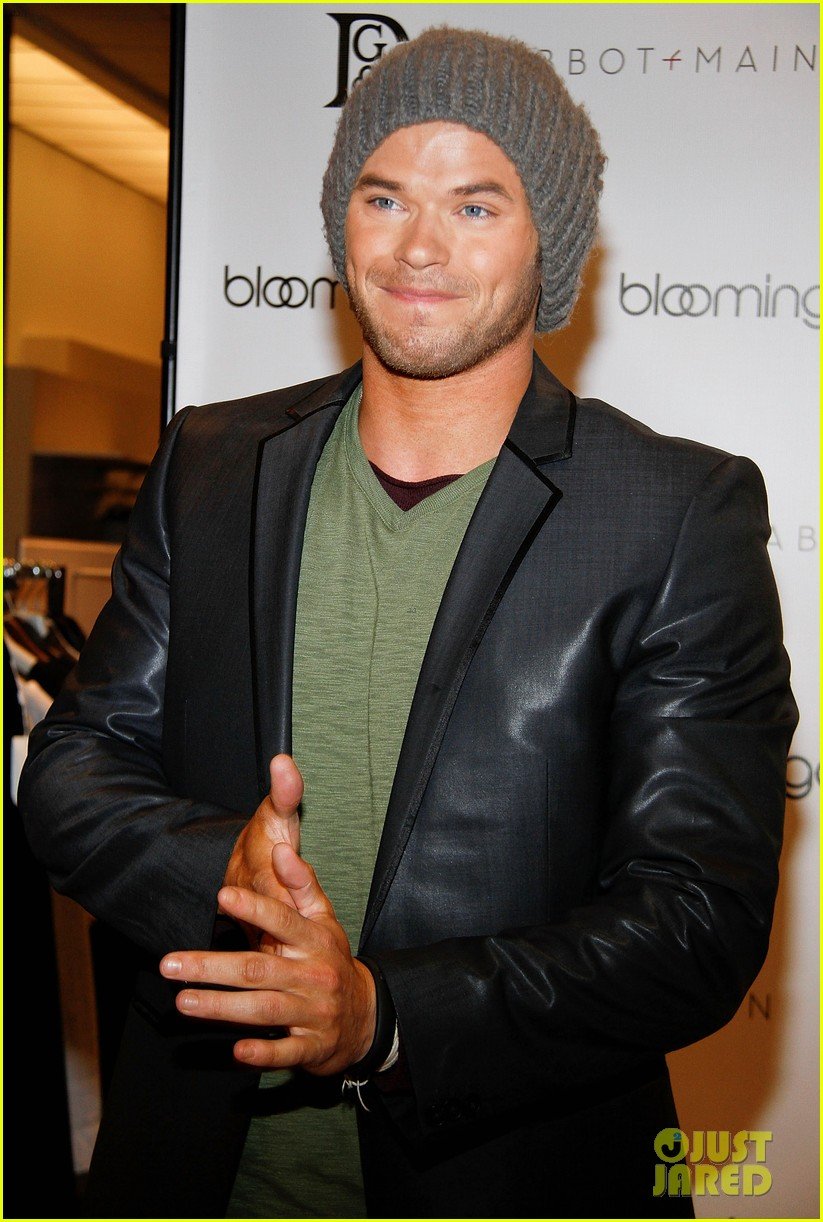 Kellan Lutz Celebrates His Birthday with Fans! Photo 2640073 Kellan(02)