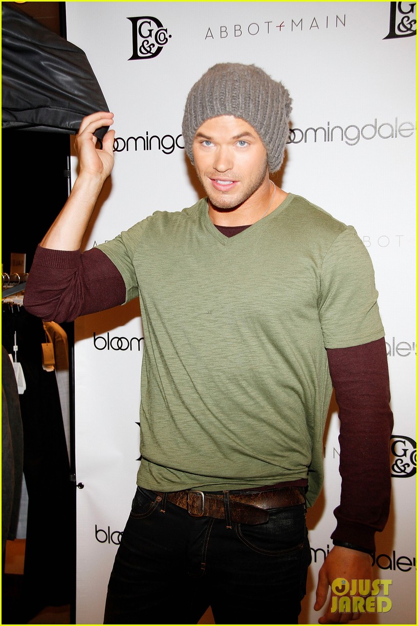 Kellan Lutz Celebrates His Birthday with Fans!: Photo 2640074 | Kellan