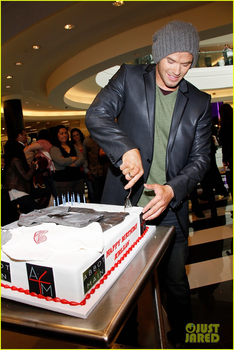 Kellan Lutz Celebrates His Birthday with Fans!: Photo 2640075 | Kellan