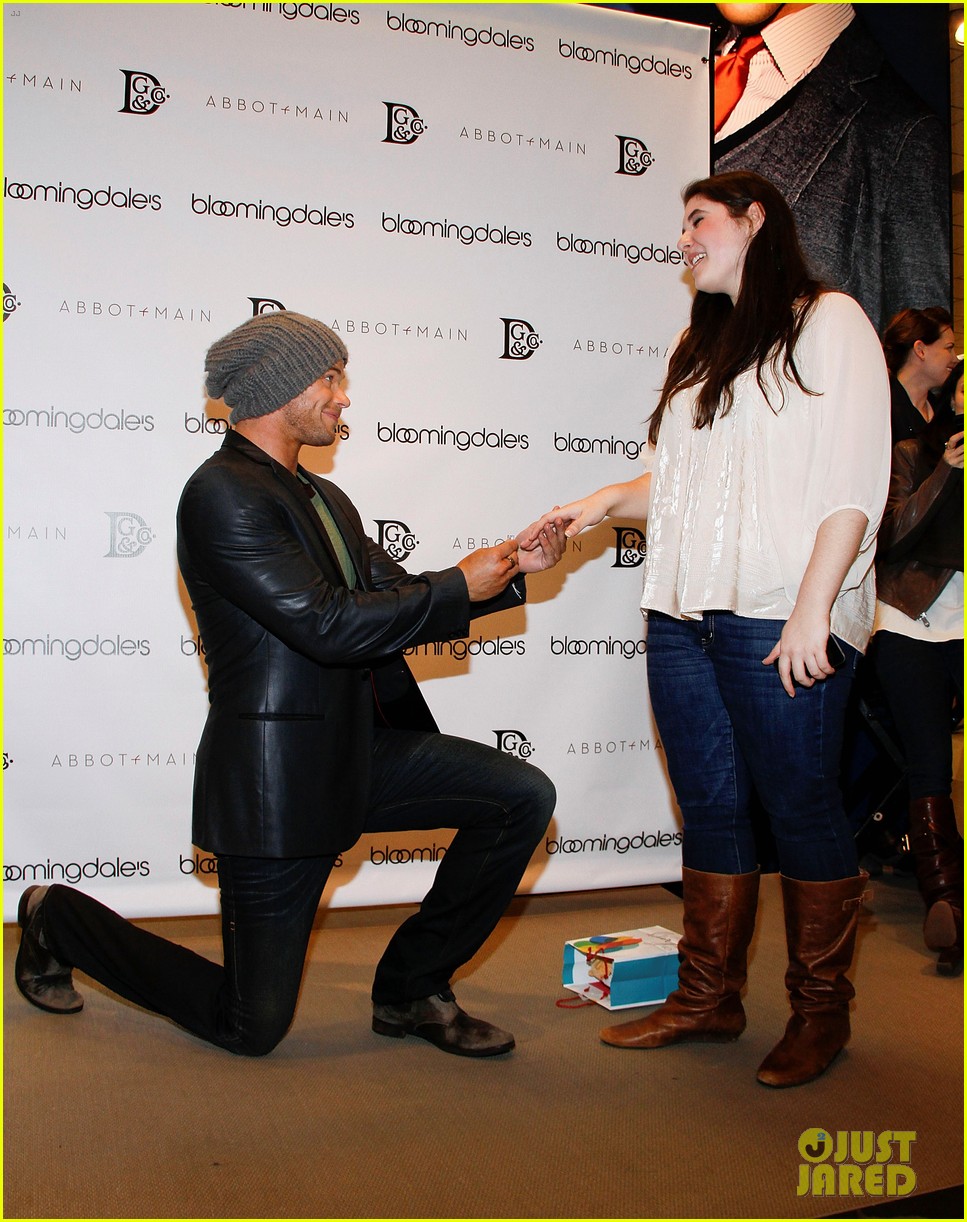 Kellan Lutz Celebrates His Birthday with Fans!: Photo 2640080 | Kellan