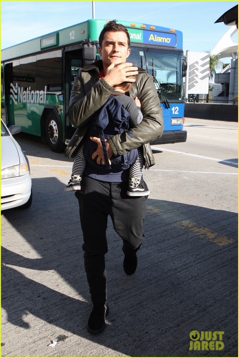 Orlando Bloom Flight with Flynn! Photo 2636049