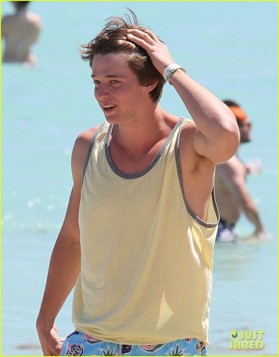 Patrick Schwarzenegger Shirtless Fun in the Sun! Photo 2642355
