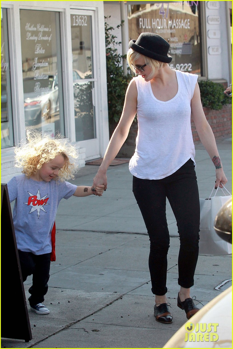 Ashlee Simpson & Bronx Friday Shopping Fun! Photo 2635562 Ashlee