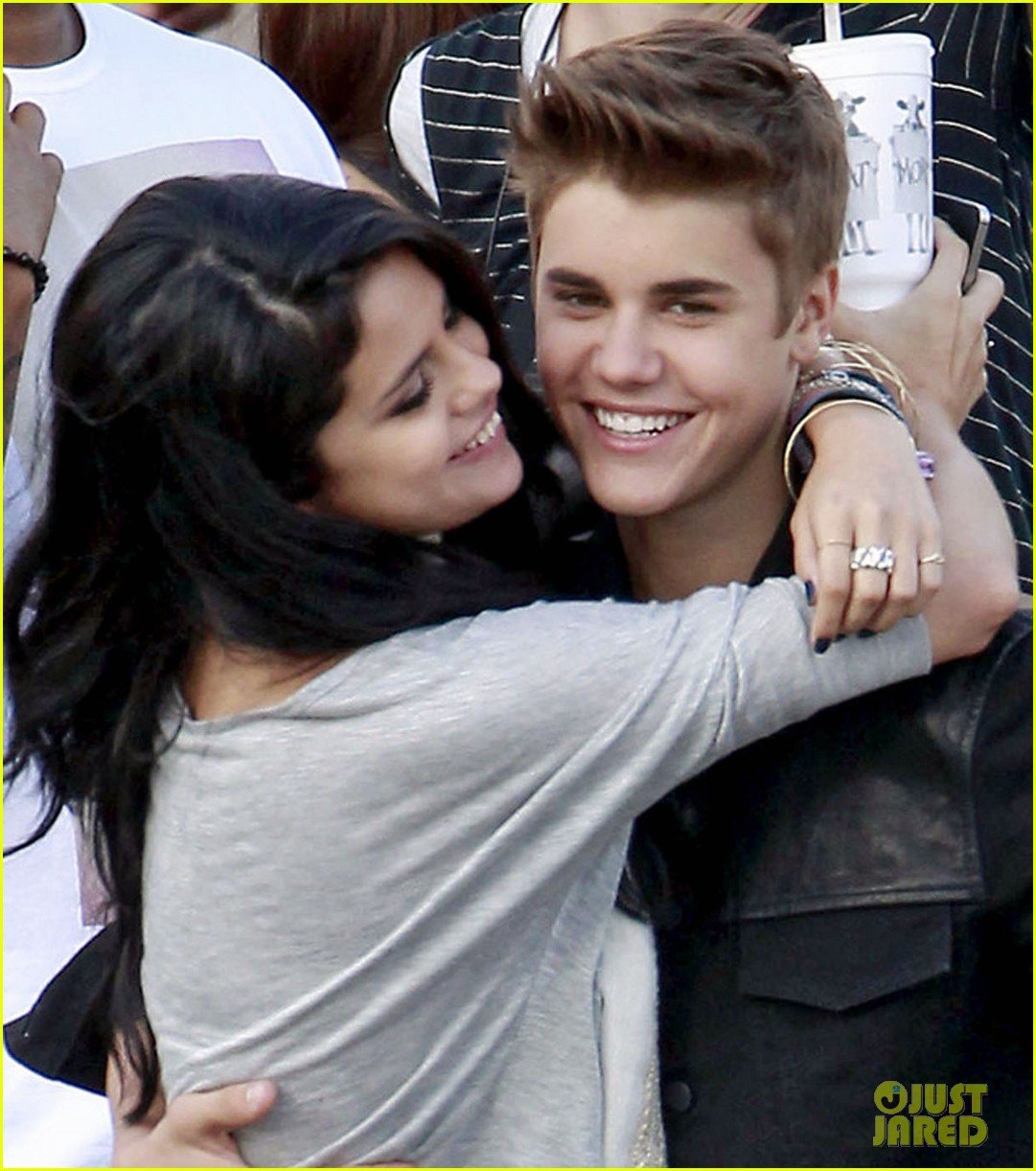 Selena Gomez & Justin Bieber 'Boyfriend' Set Snuggles! Photo 2652344(01)
