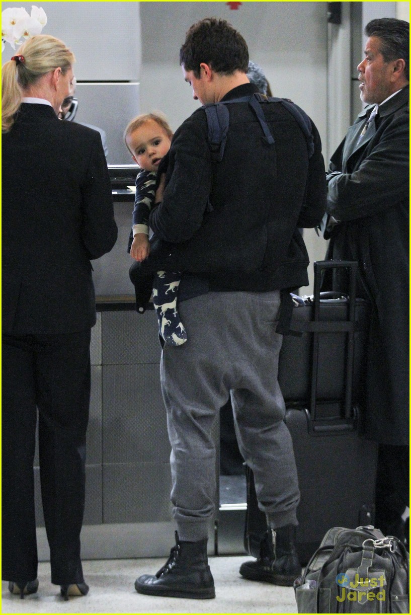 Orlando Bloom & Flynn Catch a Flight! Photo 2648820 Celebrity Babies