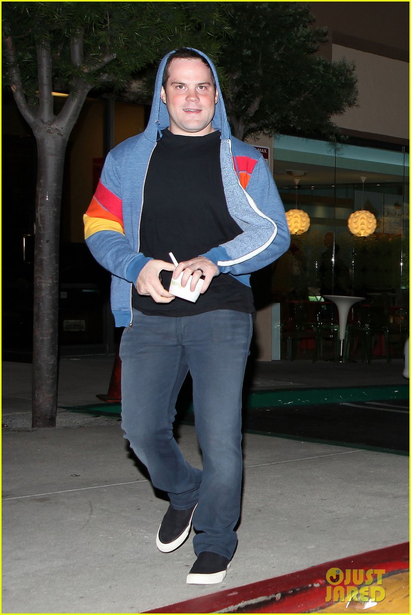 Hilary Duff: Mark Wahlberg's a 'Good Looking Man!': Photo 2652981