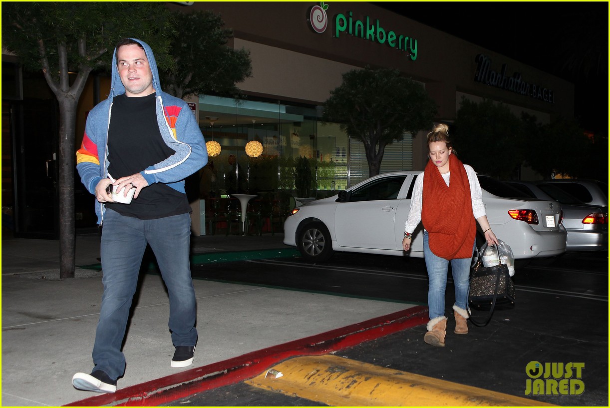 Hilary Duff: Mark Wahlberg's a 'Good Looking Man!': Photo 2652989