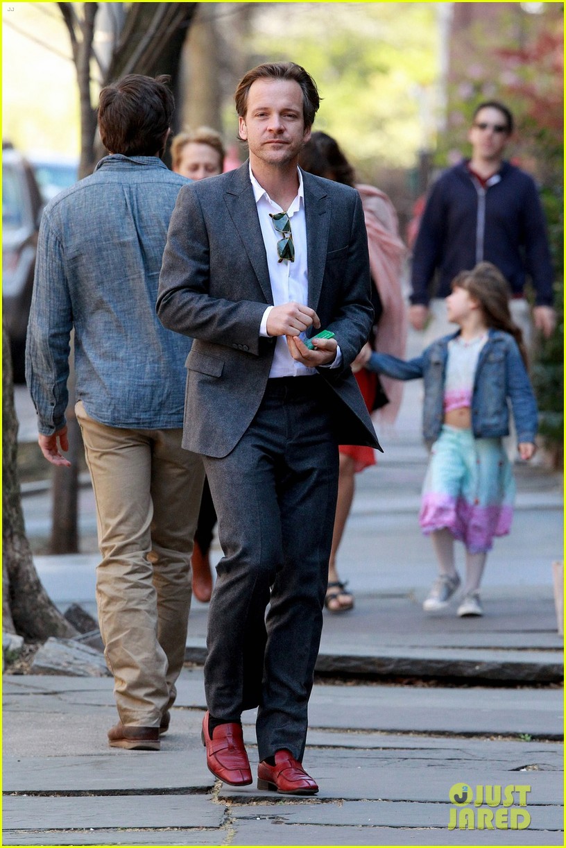Maggie Gyllenhaal & Peter Sarsgaard Sunday Stroll Photo 2646879
