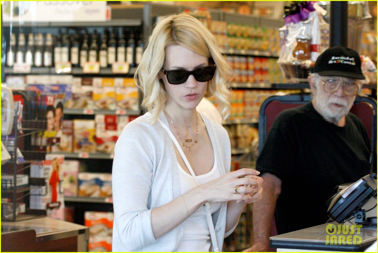 January Jones: Grocery Gal!: Photo 2646344 | January Jones Photos