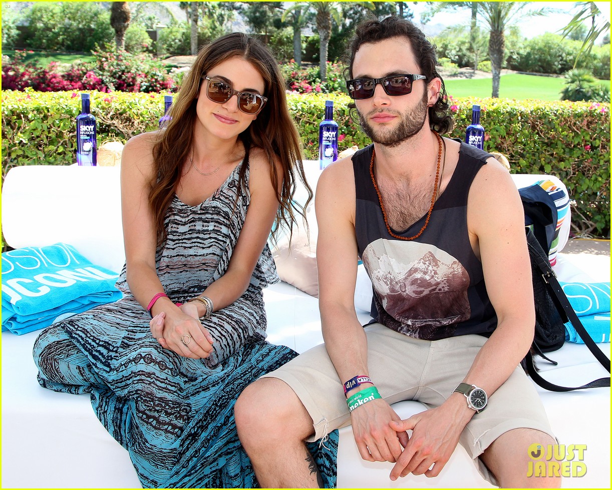 Zoe Kravitz & Penn Badgley Coachella Couple! Photo 2652299 Penn Badgley, Zoe Kravitz Photos