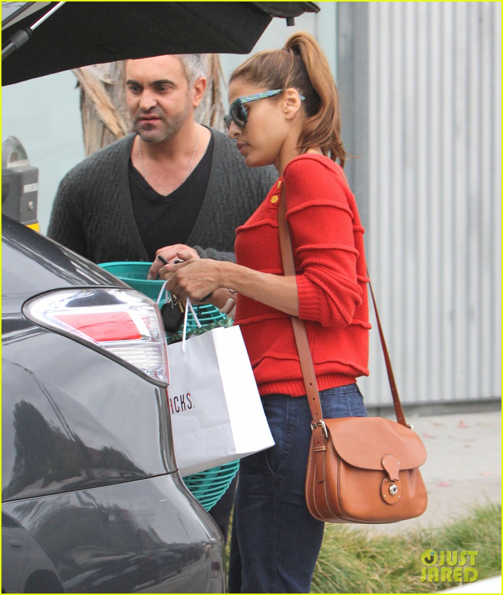 Photo eva mendes red sweater shopping 04 Photo 2653604 Just Jared