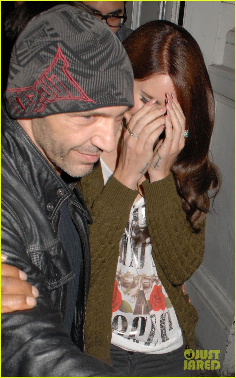 Photo: lana del rey wears guns n roses t shirt 03 | Photo 2647382