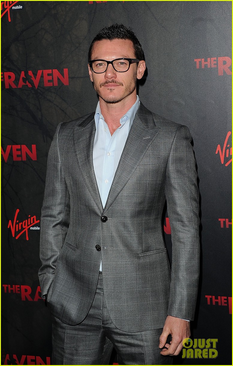 Photo krysten ritter luke evans the raven premiere 14 Photo 2653042