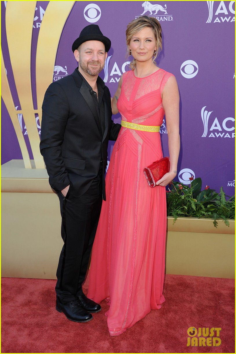 Sugarland ACM Awards 2012 Red Carpet Photo 2644378 Jennifer