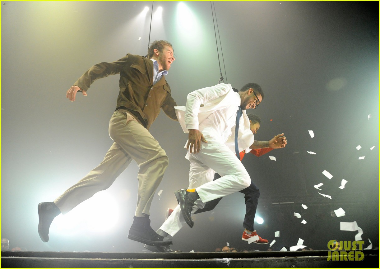 Usher & Justin Bieber 'Fuerza Bruta' Dance Off! Photo 2655112(02)