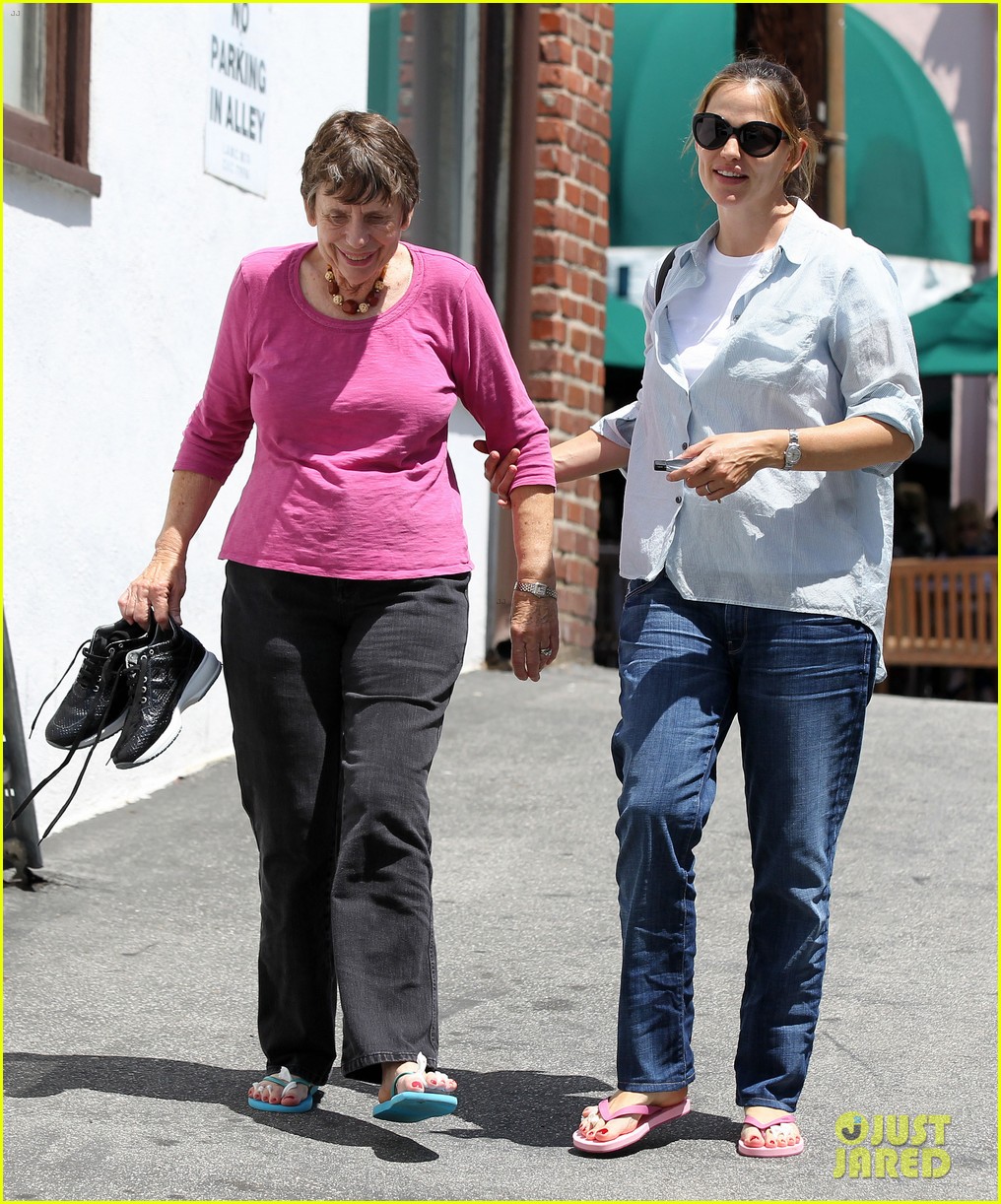 Jennifer Garner Nail Day with Mom Patricia! Photo 2659710 Jennifer