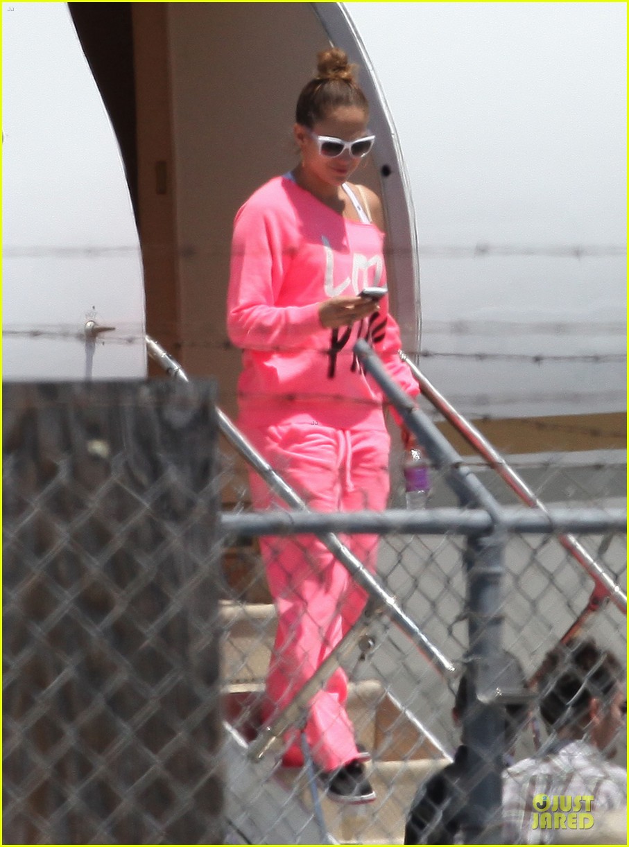 Jennifer Lopez: Hot Pink Private Plane Arrival: Photo 2668128 | Casper