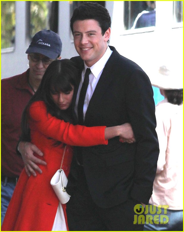 Dianna Agron S Last Day On Glee Photo Cory Monteith Darren Criss Dianna Agron Heather Morris Jayma Mays Lea Michele Mark Salling Matthew Morrison Naya Rivera Pictures Just Jared