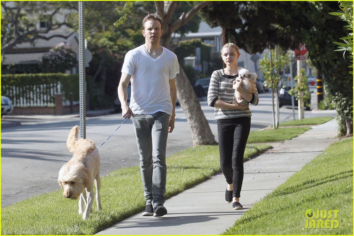 Chloe Moretz KoreaBound with Brother Trevor! Photo 2665522 Chloe